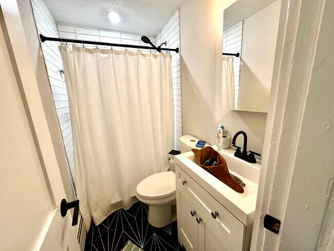 Building Photo - 152 Salem St