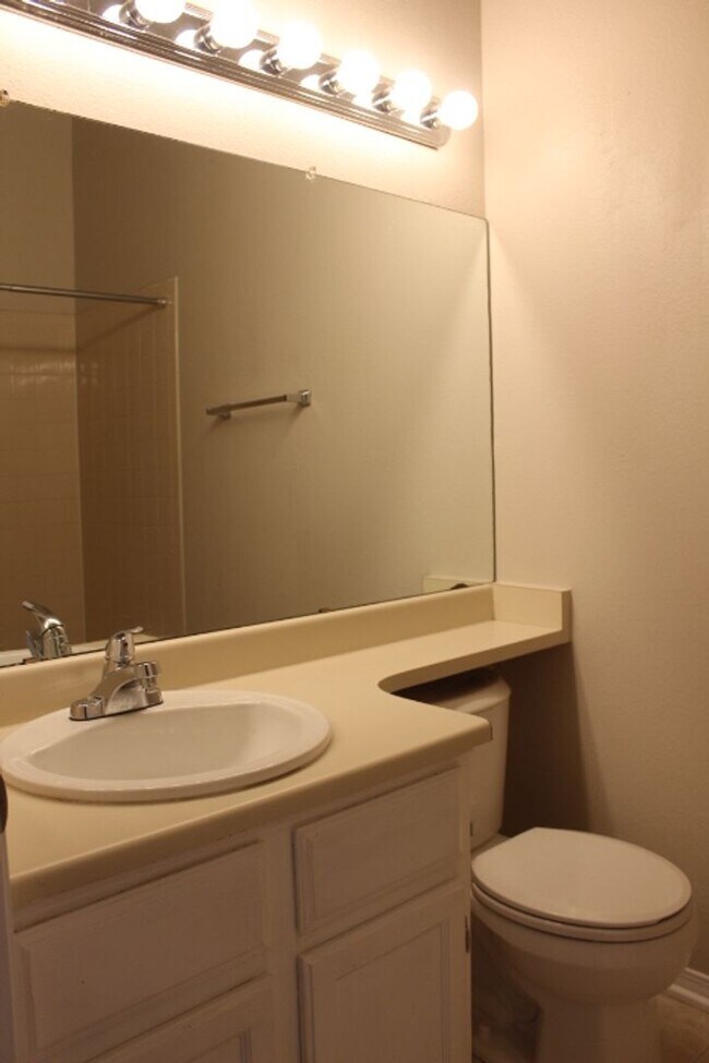 Building Photo - Dakota Station - 2 BR/1 BA Condo!