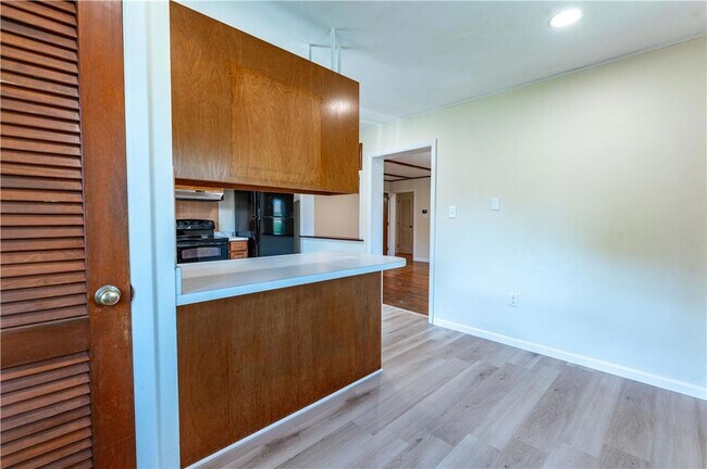 Building Photo - 6350 Robin Ln