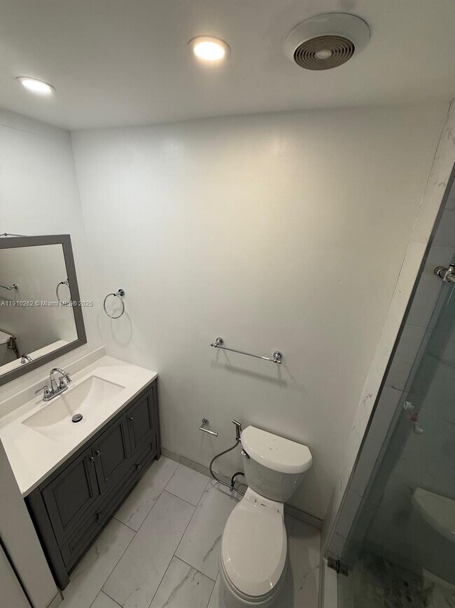 Building Photo - 8401 SW 33rd Terrace