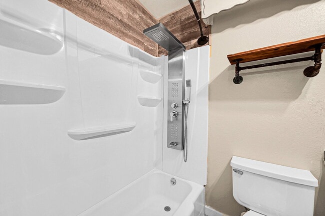 Building Photo - $2,295.00 - 3 Bedrooms, 2 Bathrooms, Singl...
