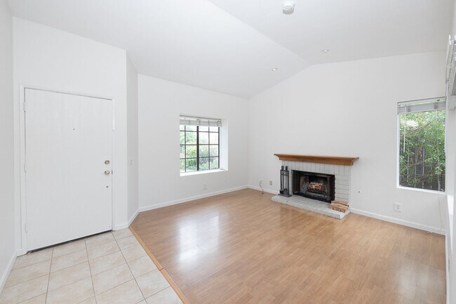Building Photo - Spacious 3 Bedroom  2.5 Bath | East Ventura | Unfurnished
