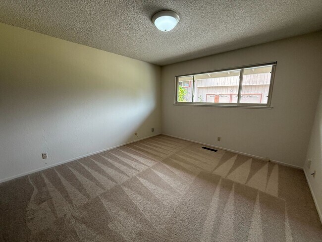 Building Photo - Fantastic 3 bedroom 2 bath Home in Montere...