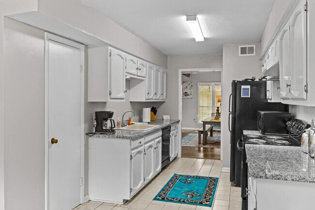 Building Photo - 1274 Sharlo Ave