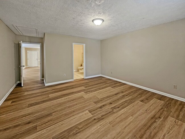 Building Photo - Recently Updated 2/2.5 Flat in Duplex Building