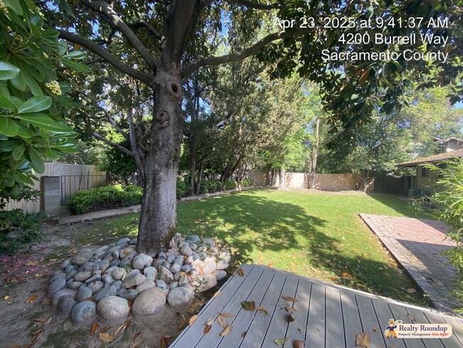 Building Photo - Sprawling Ranch with Open Floorplan & Exce...