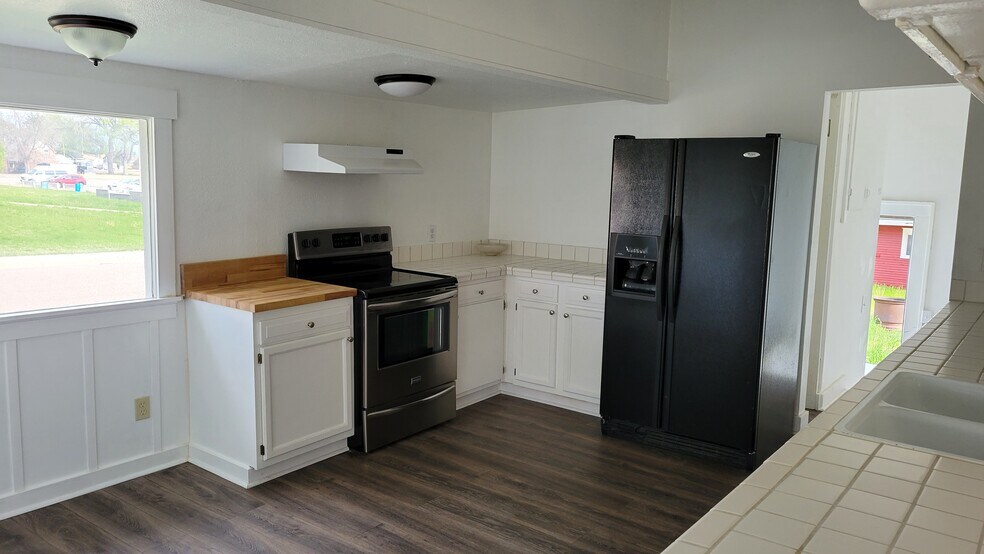 Building Photo - 1381 3rd St