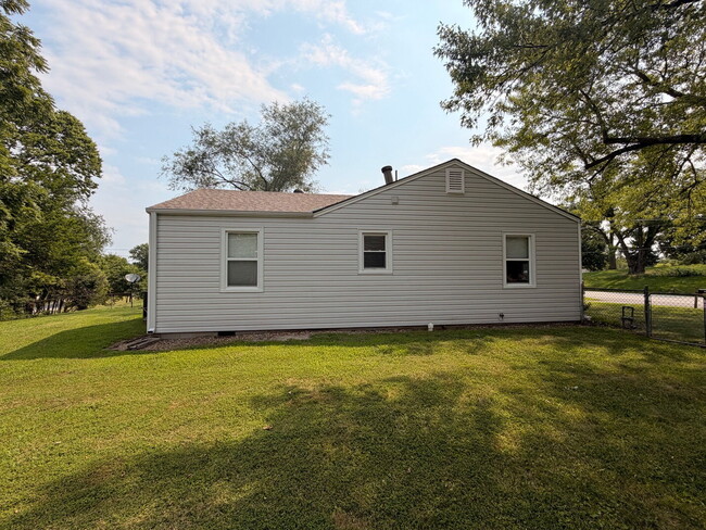 Building Photo - Charming 3-Bedroom  1-bath Kansas City Home with Beautiful Hardwood Floors!