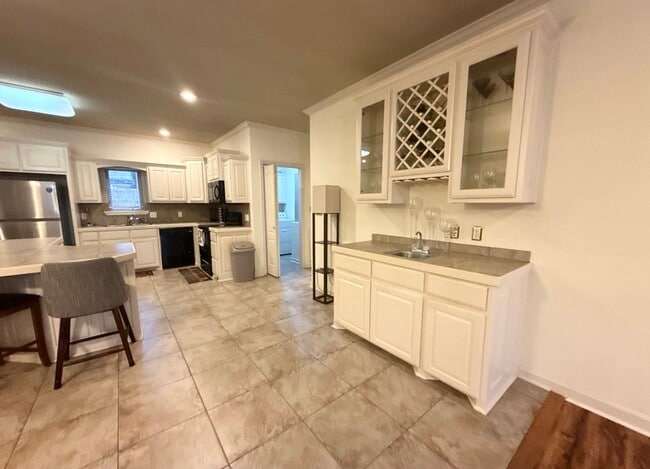 Building Photo - 225 Lookout Point