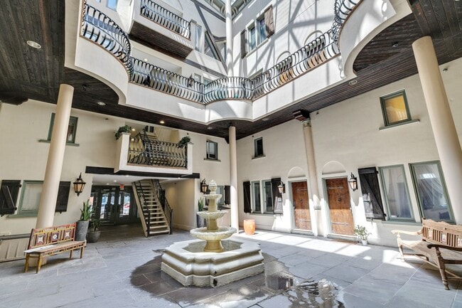 Building Photo - Beautiful Bi-level Condo For Rent In Fairmount With Parking!