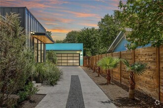 Building Photo - Fantastic lightly lived-in custom construc...