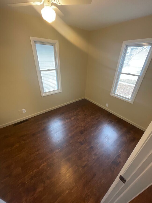 Building Photo - Charming 2 Bedroom Home - Move in Ready