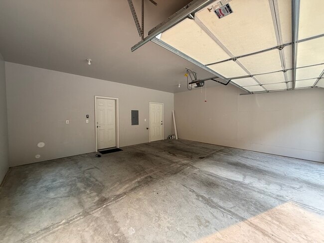 Building Photo - 1318 N Dodge St Ct