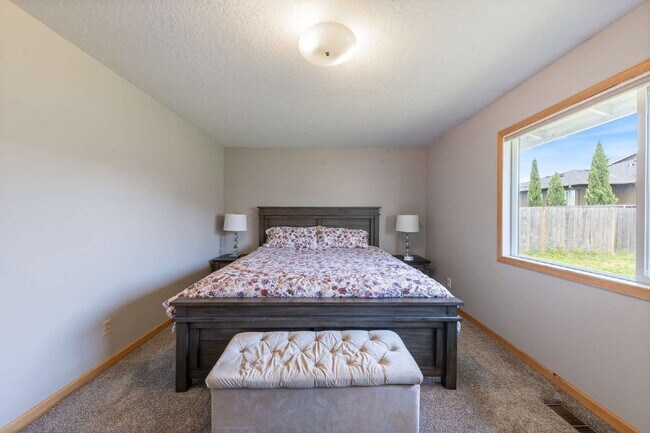 Building Photo - Charming 3-Bedroom Home with 2 Full Baths ...