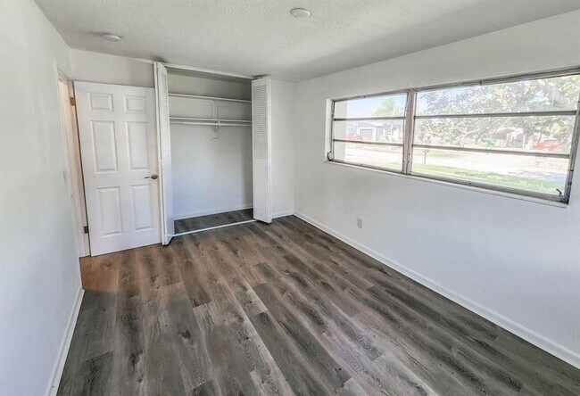 Building Photo - 995 Barclay Dr