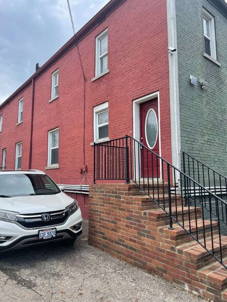 Primary Photo - 90 E 8th Ave