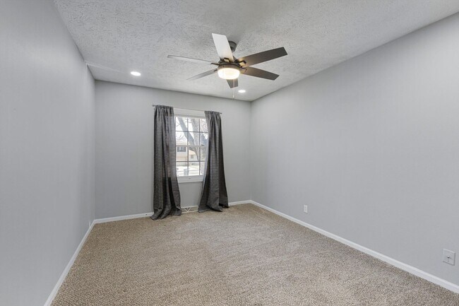 Building Photo - **3 Bedroom with a non-conforming and 2.5 bathrooms in Millard**