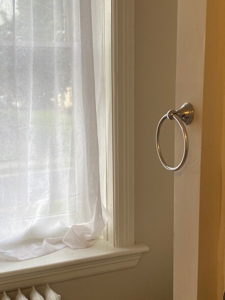 2nd floor - 1108 W 4th St