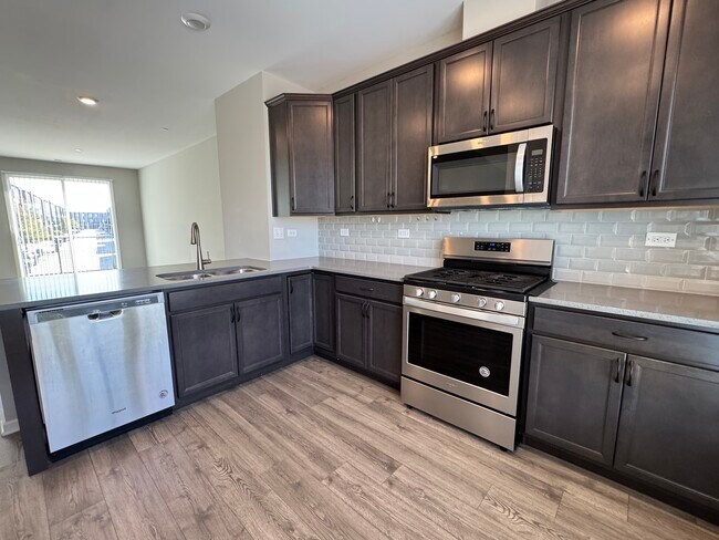Building Photo - 2349 Parkside Dr