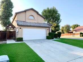 Building Photo - 2 story 3 bed in Northwest Bakersfield wit...