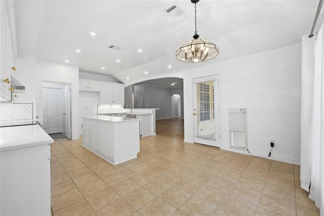 Building Photo - 835 Evergreen Ln