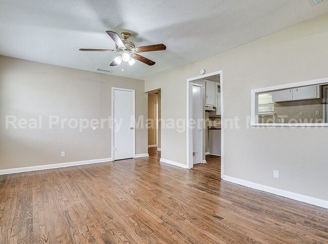 Building Photo - Charming 3-Bedroom Home with Spacious Yard in Garland