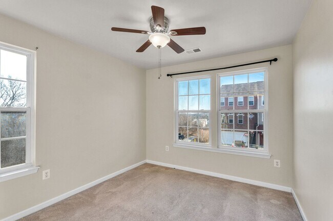 Building Photo - Charming 3 BR + Den Townhouse available now