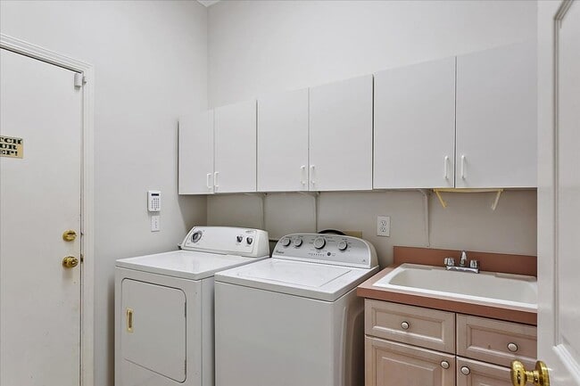 Building Photo - Beautiful Pool Home in highly desired Osprey Pointe!