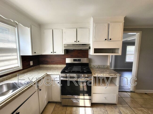 Building Photo - 203 Silver Leaf Dr