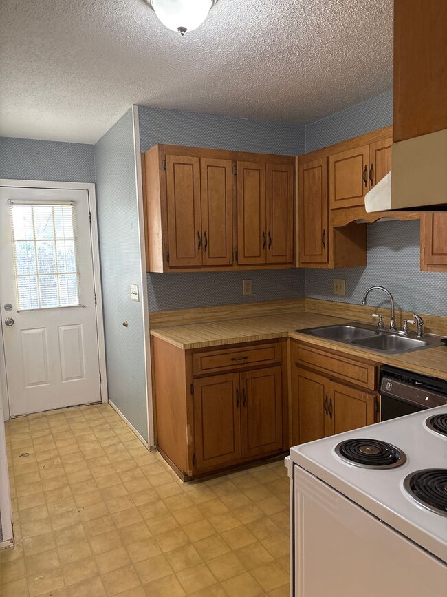 Building Photo - 5768 Worchester Dr