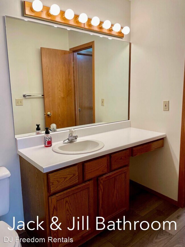Building Photo - 3 br, 2 bath House - 720 Deerfield Cir