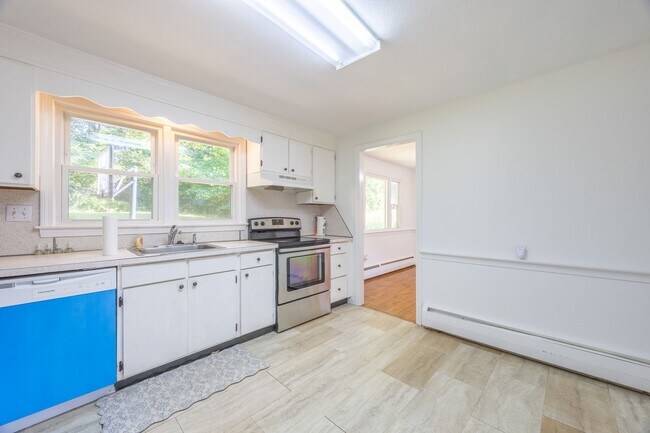 Building Photo - 5 Bedroom Split Level Single Family