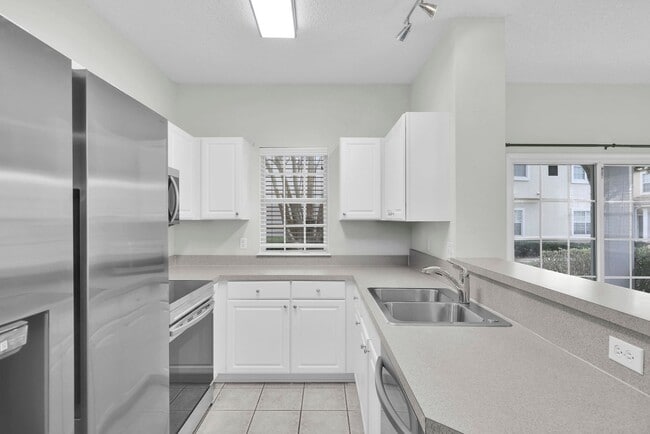 Building Photo - Bright and Spacious Townhome in Gate Community