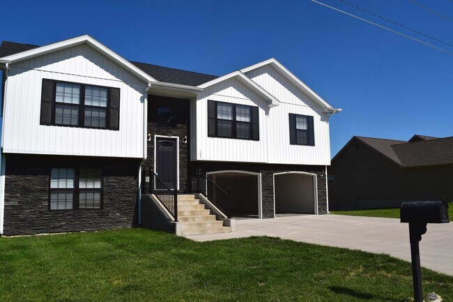 Building Photo - Beautiful 4 Bedroom, 3 Bathroom Split Leve...