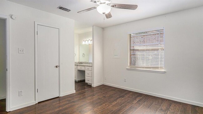 Building Photo - 2107 Mistletoe Ave