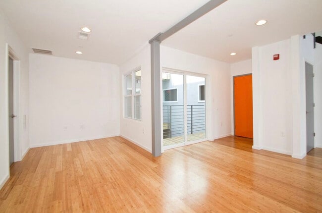 Building Photo - 534 E Girard Ave