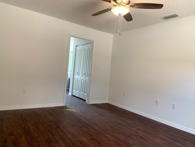Building Photo - 3 bedroom, 2 bath, 2 car garage home on a ...