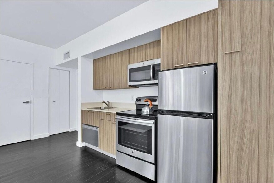 Building Photo - 557 Michigan Ave