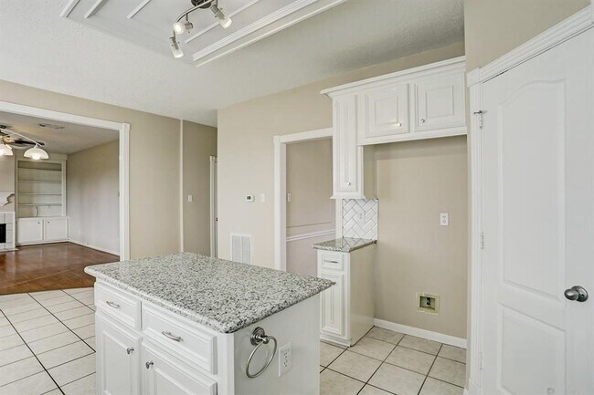 Building Photo - 23247 Diamond Knoll Ct