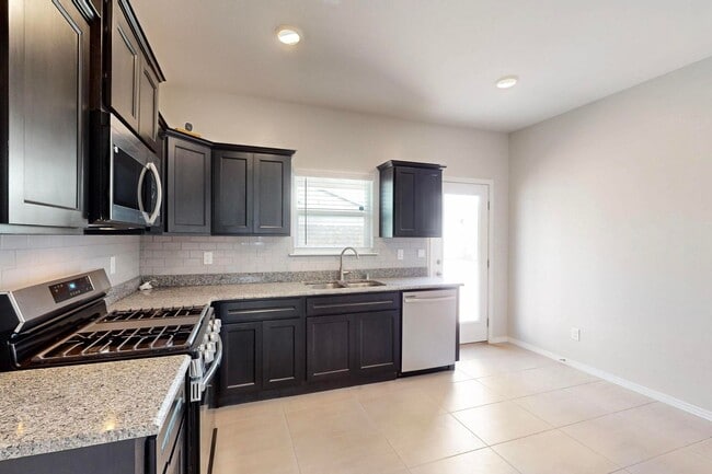 Building Photo - Charming 3 bedroom, 2 bath home in East El...