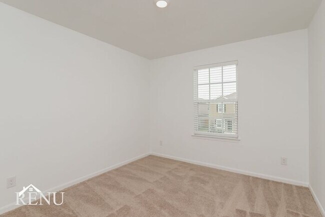 Building Photo - 3018 Jackson Smt