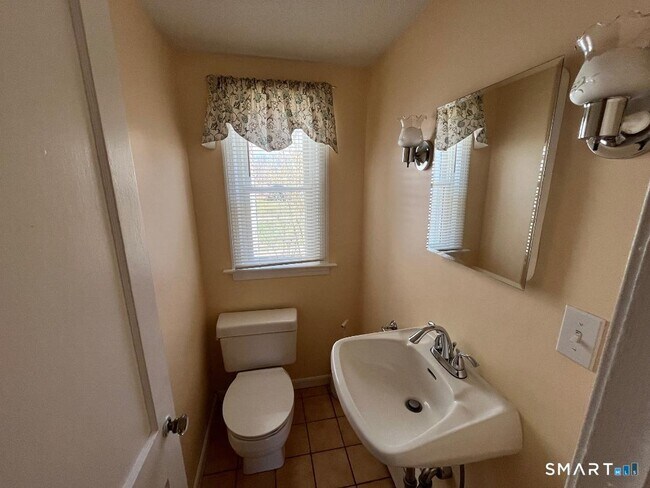 Building Photo - 138 Mountain St