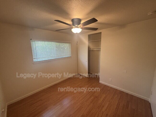 Building Photo - 10763 Oakton Way