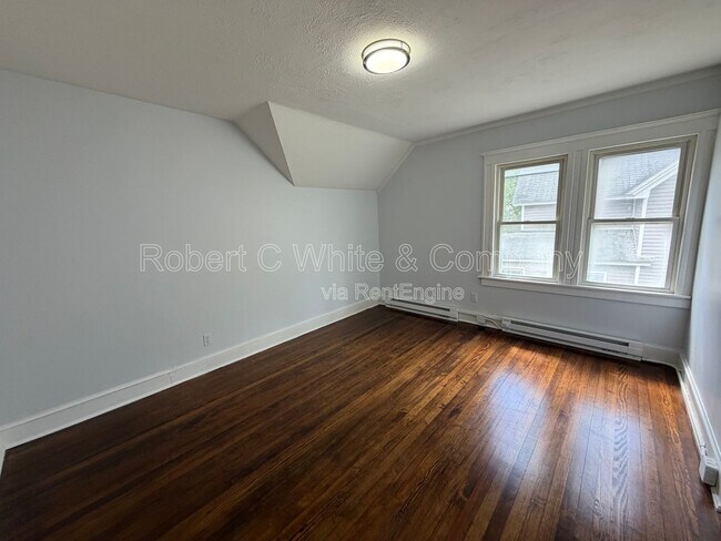 Building Photo - 28 Hull St