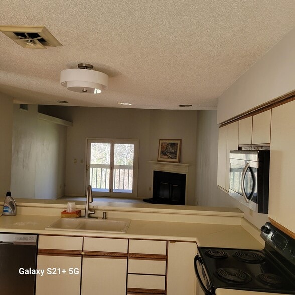 Kitchen/Livingroom - 14 Willow Tree Run