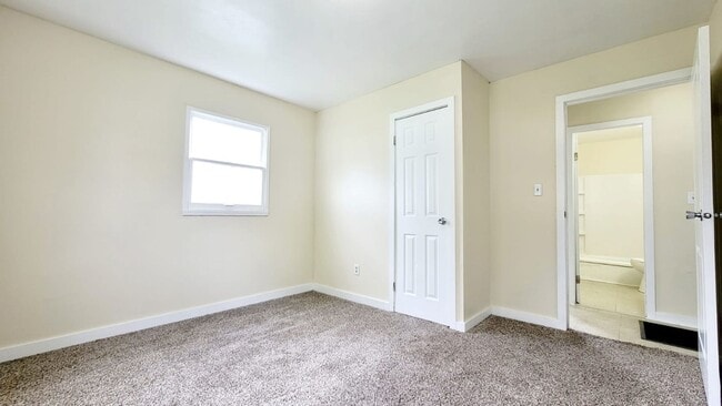 Building Photo - 529 S Kenmore St