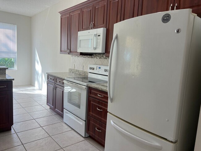 Building Photo - Welcome to your new home in beautiful Venice, Fl!  2 Bedroom 2 Bath w/ Den