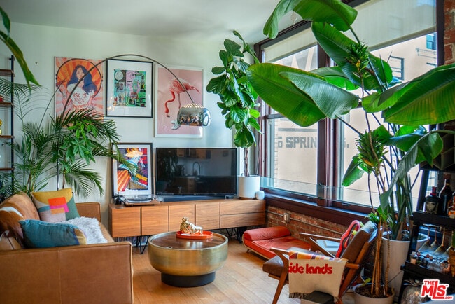 Building Photo - 460 S Spring St