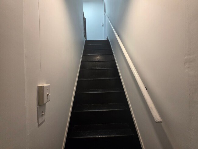 Building Photo - Newly Updated 2 bedroom apartment located ...