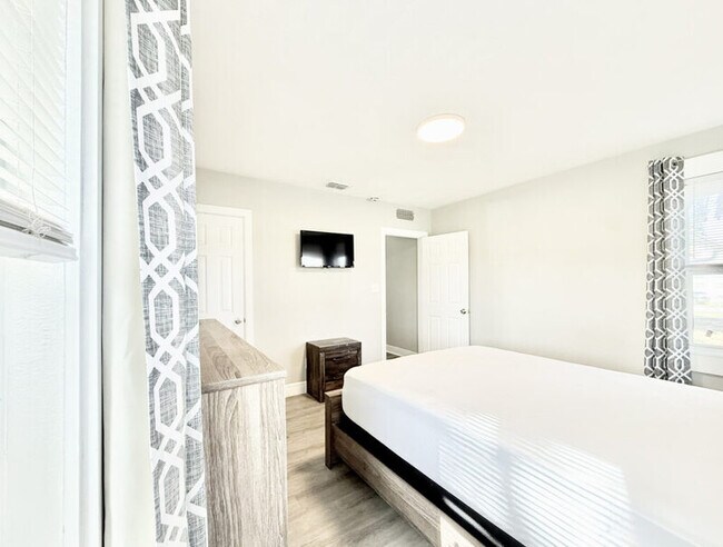 Building Photo - 3308 N Avon Ave